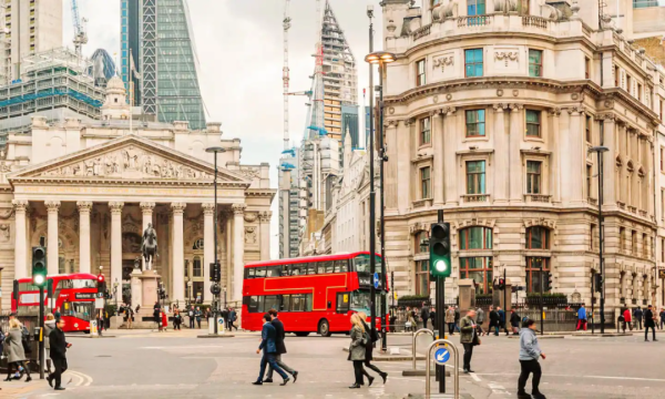 009配资 香港教培老师，年薪百万+？